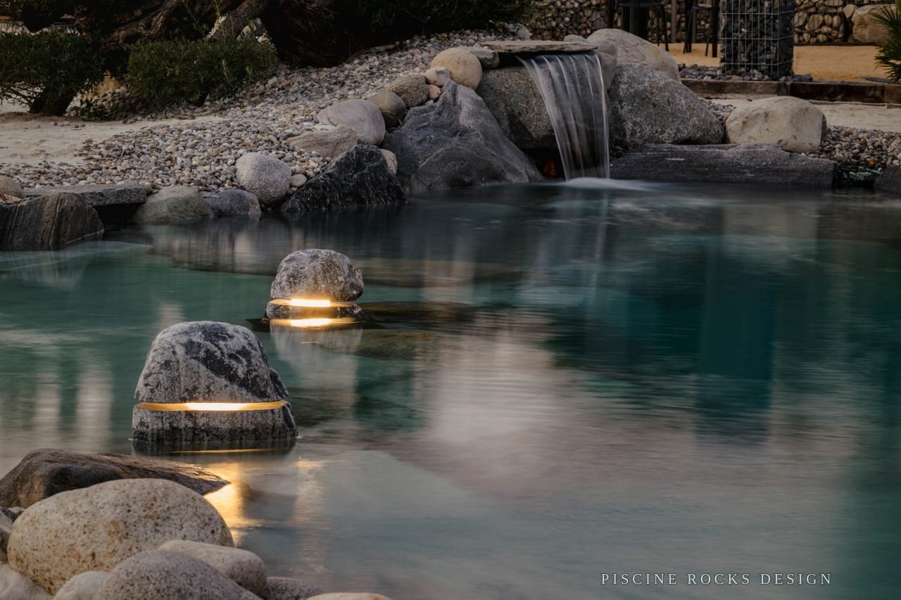 Riflessi caldi al tramonto su una piscina Rocks Design